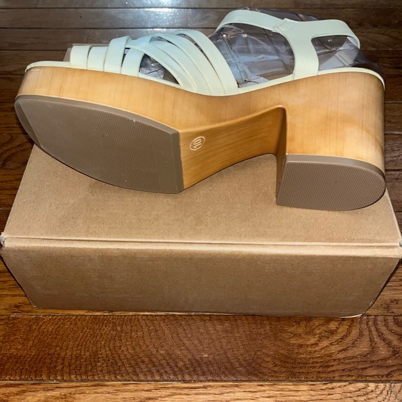 Journee Collection Tru Comfort Foam Addisyn Ivory Leather Women’s Size 10 - Picture 7 of 9